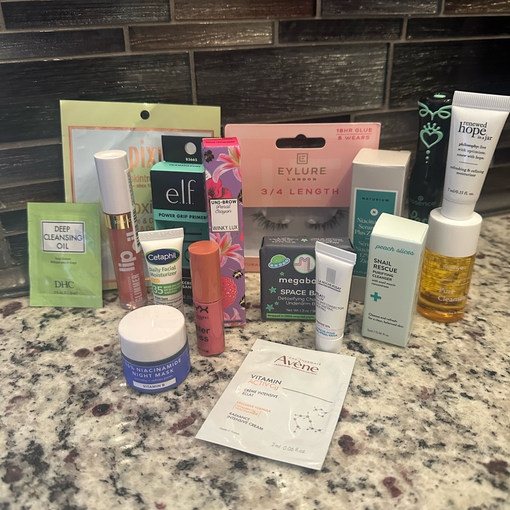 NIB Skincare and Makeup Beauty Sample Set with Full Size Items